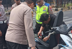 Polsek Sukomanunggal Beri Imbauan Simpatik di Jalan Kupang Jaya, Ajak Pengendara Tertib Lalu Lintas