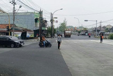 Lampu Merah Deket Lamongan Padam Dua Bulan, Relawan Ojek Atur Lalu Lintas