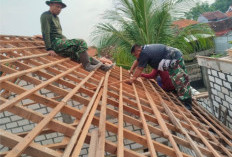 Bahu Membahu di Gang Desa, Babinsa Kodim Lamongan Bedah Rumah Rutilahu Milik Sujoko