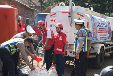 Warga Sumberpinang Terancam Krisis Air, Satlantas Polres Jember dan PMI Pasok 5.000 Liter 