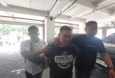 Polisi Amankan Samuel Buntut Perusakan Rumah Nenek Elina, Tangan Diborgol