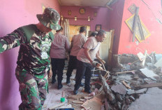 Kapolsek Gedangan dan TNI Bahu-Membahu Bersihkan Rumah Warga Terdampak Puting Beliung