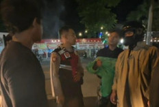 Redam Keributan Depan GOR Bung Hatta, Sat Samapta Polres Ngawi Mediasi Pengendara yang Bertengkar