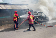 Korsleting Listrik, Satu Minibus di Tulungagung Habis Terbakar