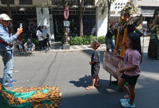 Pikat Hati Pengunjung Penonton Ramai-ramai Minta Foto Bersama dengan Peserta SFF di Jalan Tunjungan