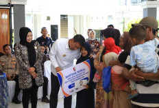 Sentuh Lapisan Masyarakat Rentan, Bupati Setyo Wahono Salurkan Bansos di Kecamatan Kasiman
