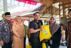 Konsisten Jaga Kebersihan Kota, Bupati Bangkalan Bagikan 1.000 Paket Sembako kepada Pasukan Kuning