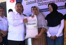 Sekda Bangkalan Salurkan Bantuan Pangan Beras kepada 169.190 KPM