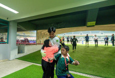 Momen Haru di GBT: Sugiarti, Fans Lansia 64 Tahun, Akhirnya Bertemu dan Tukar Jersey dengan Ernando Ari