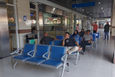Keluarga Penumpang KM Mutiara Santosa 2 Datangi Pelabuhan Perak, Empat Korban Tewas