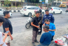 Aksi Humanis Bripka Julianto Sigap Tolong Lansia Terjatuh di Sidoarjo