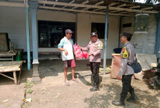 Polsek Ranuyoso Bagikan Bendera Merah Putih Sambut HUT Ke-81 Kemerdekaan Republik Indonesia