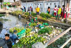 Peduli Kelestarian Lingkungan, Polsek Krian Dukung Aksi Bersih Sungai
