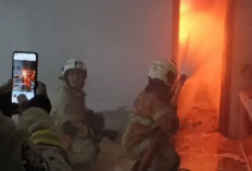 Kebakaran Gudang Rumah di Manyar Tirtoasri, 12 Unit Tempur Diterjunkan