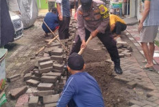 Pererat Silaturahmi, Kapolsek Wiyung Terjun Langsung Kerja Bakti Bareng Warga Perbaiki Jalan