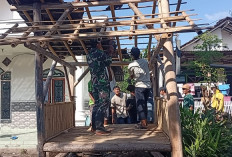 Babinsa dan Warga Karanganom Renovasi Pos Kamling Perkuat Gotong Royong