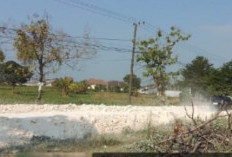 Debu Proyek Rekonstruksi Jalan Tikung-Sumberkerep di Lamongan Dikeluhkan Warga