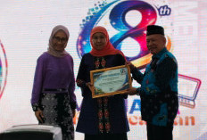 HUT Ke-8 Memorandum Online, Gubernur Khofifah Dianugerahi Penghargaan Tokoh Perempuan Inspiratif