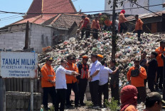 Terselubung Pagar Seng, Sampah 60 Ton di Belakang Pasar Turi Dikeruk