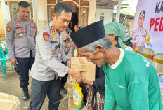 Desa Kedungrejo Terdampak Kekeringan, Kapolres Pasuruan Salurkan Air Bersih dan Bagi Sembako