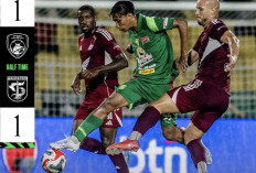 Jual Beli Serangan Warnai Babak Pertama PSM Makassar vs Persebaya Surabaya