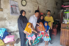 Prihatin Siswi Idap Asma Jalan Kaki ke Sekolah, Anggota DPRD Surabaya Hadiahkan Sepeda