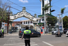 Jaga Kekhusyukan Ibadah, Polwan Polres Pelabuhan Tanjung Perak Amankan Salat Jumat