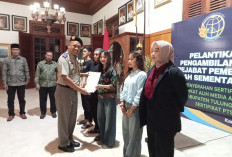 Kantah ATR/BPN Tulungagung Serahkan Sertipikat PTSL kepada Warga Desa Geger Sendang