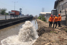 Bikin Geger, Pipa Bocor Picu Semburan Lumpur di Jalan Dupak Rukun