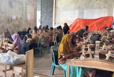 Tingkatkan Industri Lokal, Pemkab Situbondo Latih Emak-Emak Melinting Rokok