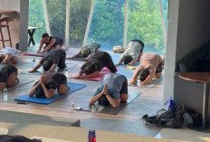 Peringati Haornas, Quest Hotel Darmo Gelar Yoga Khusus Pria Bertajuk Yoganteng
