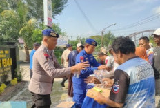 Satpolairud Lamongan Gelar Jumat Berkah, Bagikan Makanan dan Serap Aspirasi Nelayan