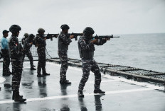 Prajurit KRI Raden Eddy Martadinata-331 Asah Naluri Tempur dengan Latihan Penembakan di Laut Banda