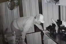 Terekam CCTV, Maling Bobol Outlet Minuman di Sukolilo Sempat Ngefreeze Sebelum Beraksi