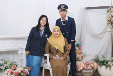 Peran Ganda Tak Surutkan Pengabdian Riris untuk Masyarakat dan Keluarga 