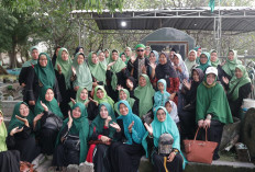 Pengurus Muslimat NU Embong Kaliasin Gelar Wisata Religi