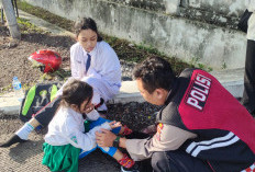 Sigap dan Humanis, Anggota Samapta Polsek Buduran Bantu Siswa Terjatuh dari Motor