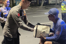 Wujudkan Kepedulian, Kapolsek Bubutan Gelar Aksi 'Sedekah Subuh' Sapa Warga