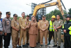 Wakil Bupati Nurul Azizah Tinjau Langsung Pemasangan Portal Jalan Jembatan TBB