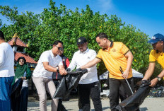 Forkopimda Gresik Bersih-bersih Pantai Dalegan Bersama Warga, 236 Kg Sampah Terkumpul