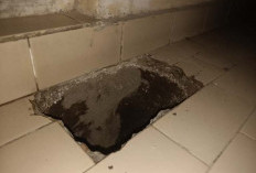 Lantai Rumah Warga Tambaksari Keluarkan Asap dan Panas Misterius