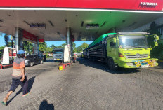 Sopir Truk Berburu Solar di Surabaya, Antre Panjang hingga Berjam-jam