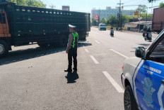 Antrean Solar Mengular, Personil Satlantas Polres Pasuruan Amankan Jalur Kendaraan untuk Urai Kemacetan