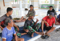 Satgas TMMD Belajar Bahasa Madura dari Warga di Teras Masjid Mandala