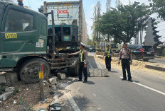 Truk Trailer Kecelakaan Tunggal di Plosowahyu Lamongan, Jalur Babat Macet