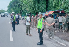 Satlantas dan Satpol PP Tertibkan PKL di Bawah Jembatan Tol Circle Gempol Pasuruan