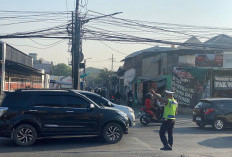  Unit Lantas Polsek Tandes Atur Arus Lalin di Jalan Raya Buntaran Surabaya
