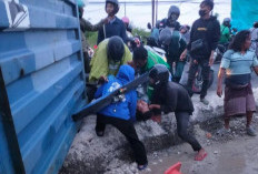 Tersangkut Kabel Saat Keluar Gudang, Kontainer Terguling dan Timpa Pemotor di Manyar Gresik