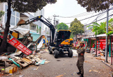 Kembalikan Fungsi Saluran, Kecamatan Genteng Tertibkan 35 PKL Embong Blimbing
