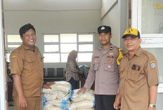 Polsek Lakarsantri Bersama Tiga Pilar Salurkan Bantuan Beras dan Minyak Goreng kepada Warga